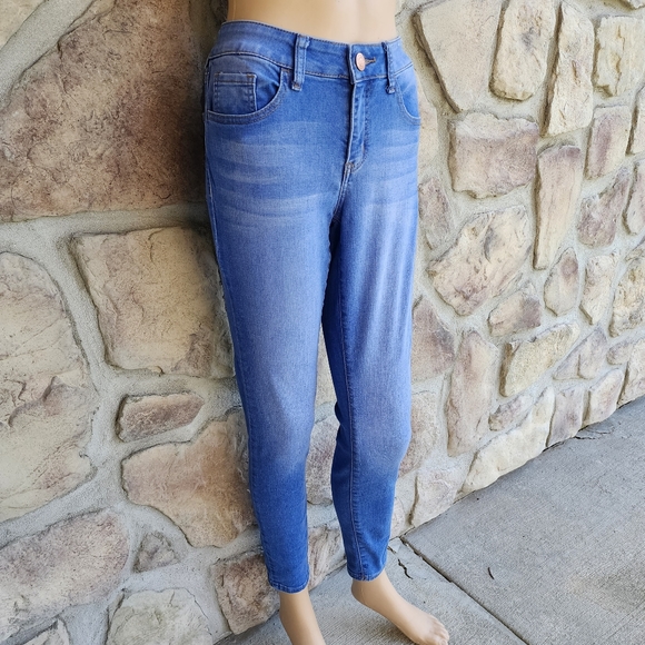 SO | Medium Wash Jegging (Pics make item look brighter blue than they are) - Picture 2 of 12